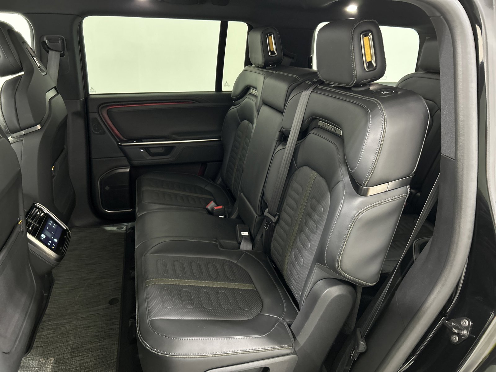 Used 2025 Rivian R1S Adventure image 21