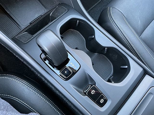 Certified 2025 Volvo XC40 B5 Core image 23