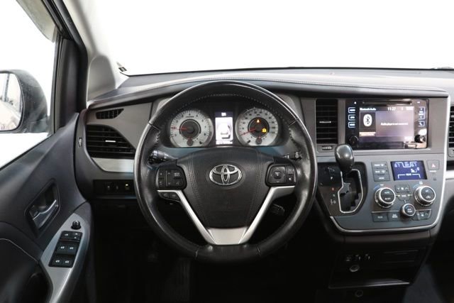 Used 2017 Toyota Sienna SE w/ SE Preferred Package FWD image 11