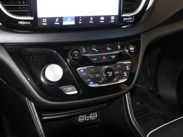 Used 2025 Chrysler Pacifica Limited FWD image 23