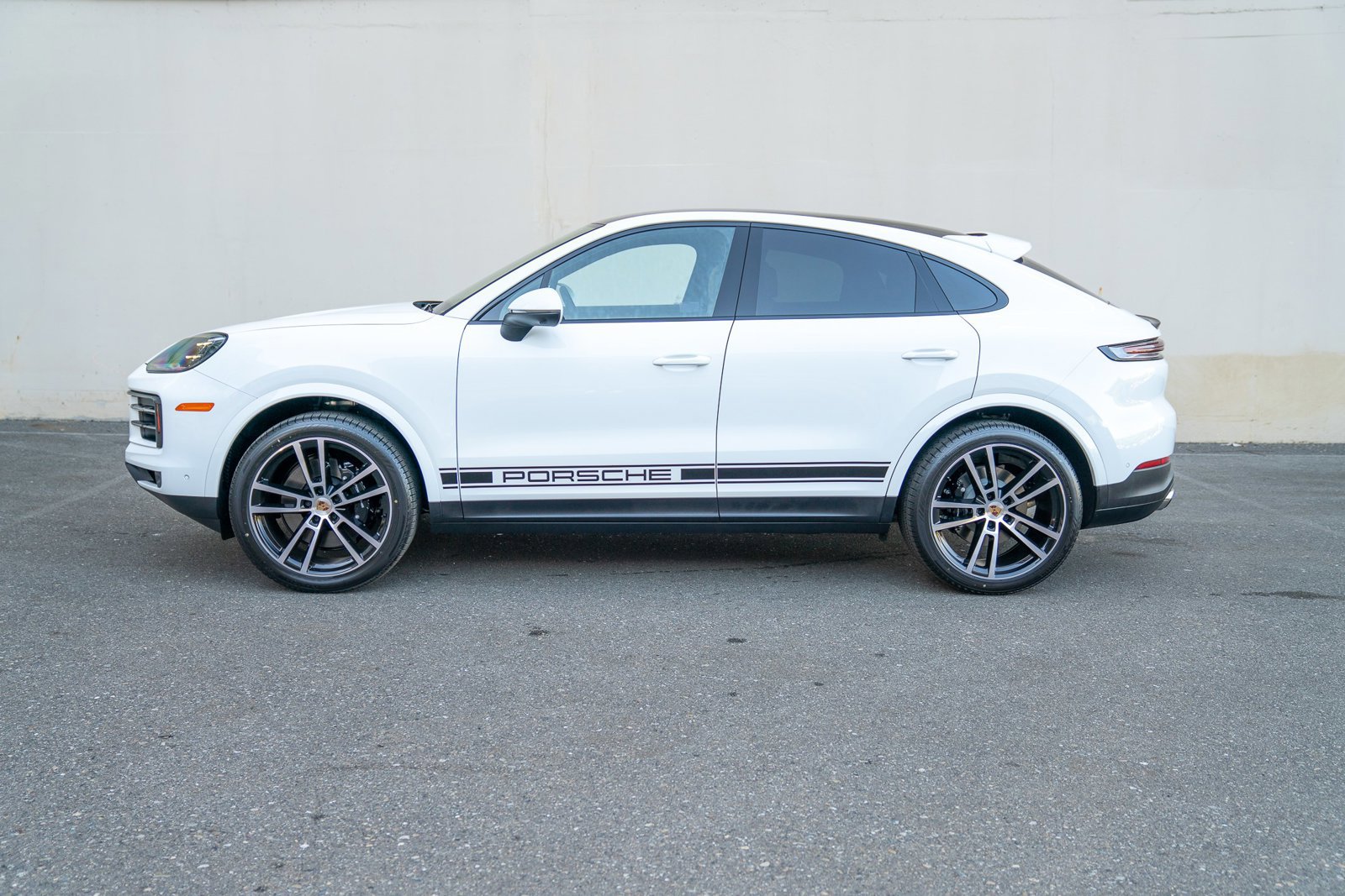 Certified 2025 Porsche Cayenne Coupe AWD/4WD image 2