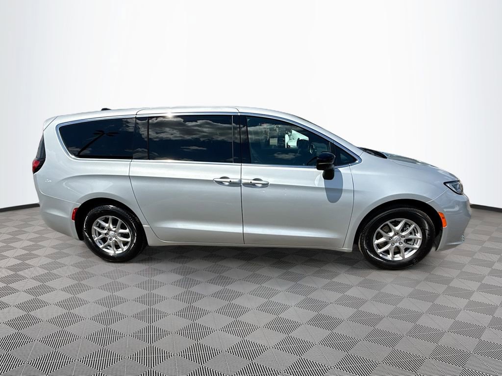 Used 2026 Chrysler Pacifica Select image 5