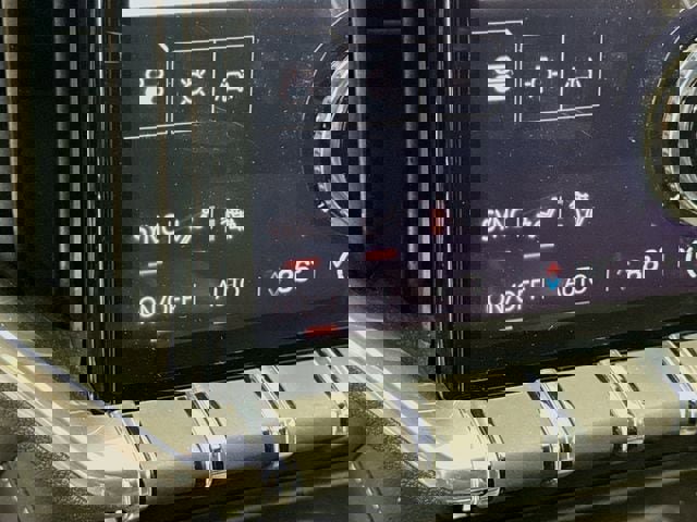 Used 2025 GMC Acadia Elevation image 24