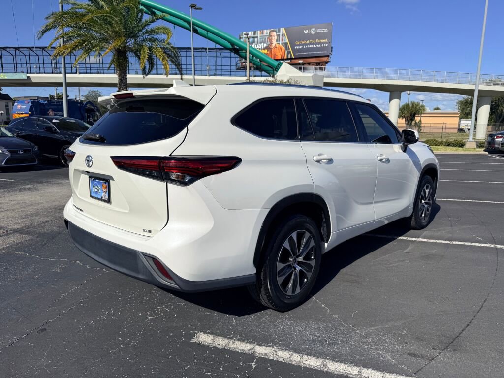 Used 2021 Toyota Highlander XLE image 3