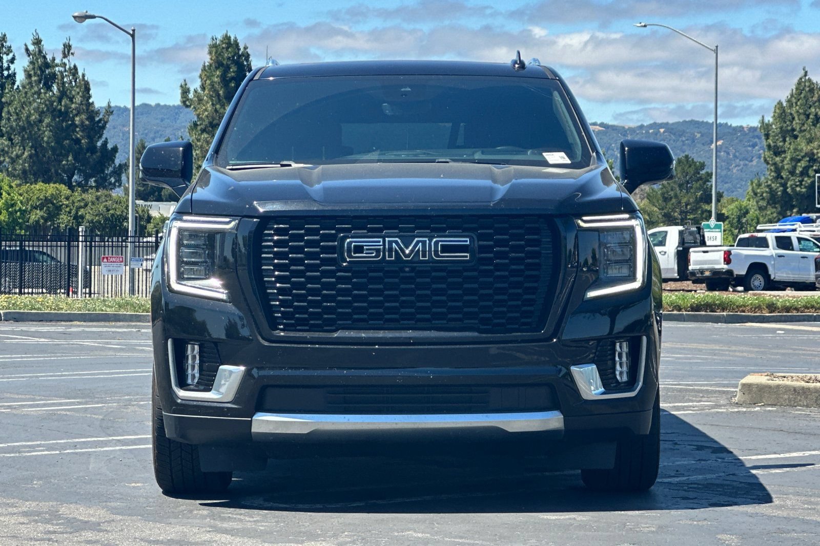 Used 2023 GMC Yukon XL Denali w/ Denali Reserve Package AWD/4WD image 9