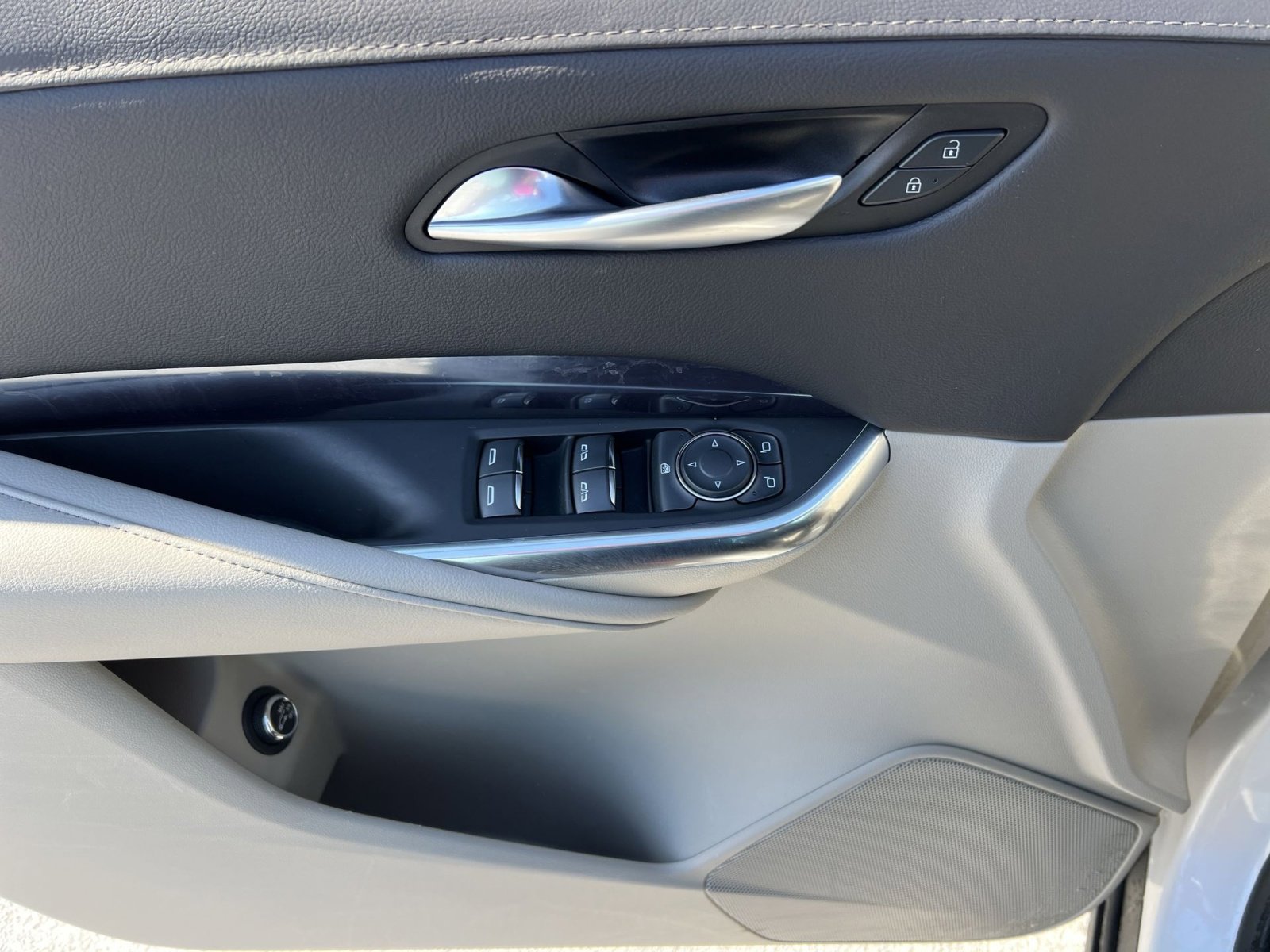 Used 2023 Cadillac XT4 Luxury w/ Cold Weather Package image 15