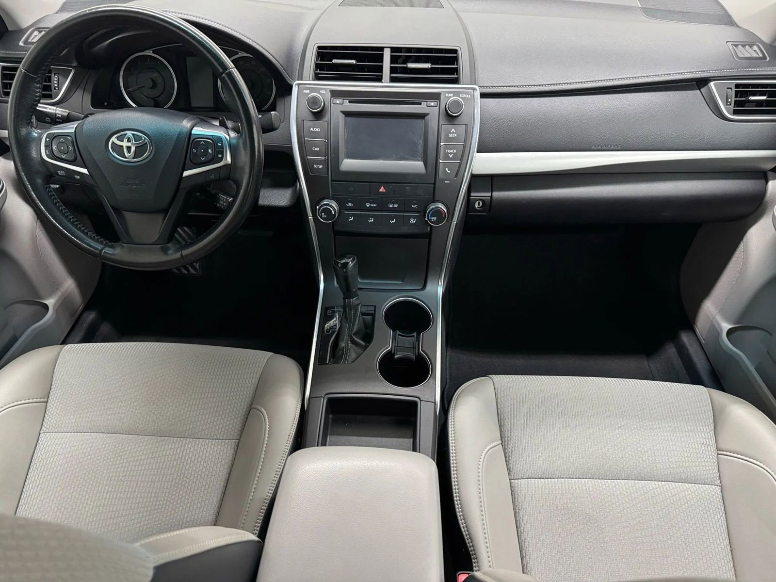 Used 2016 Toyota Camry SE image 2