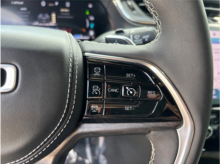 Used 2023 Jeep Grand Cherokee Overland image 32