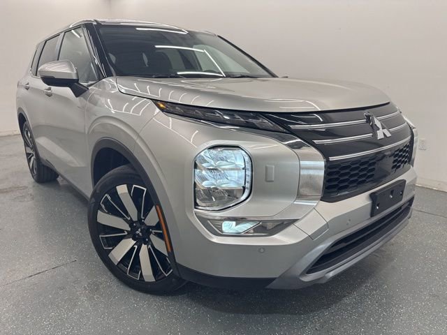 Used 2025 Mitsubishi Outlander SE AWD/4WD image 3