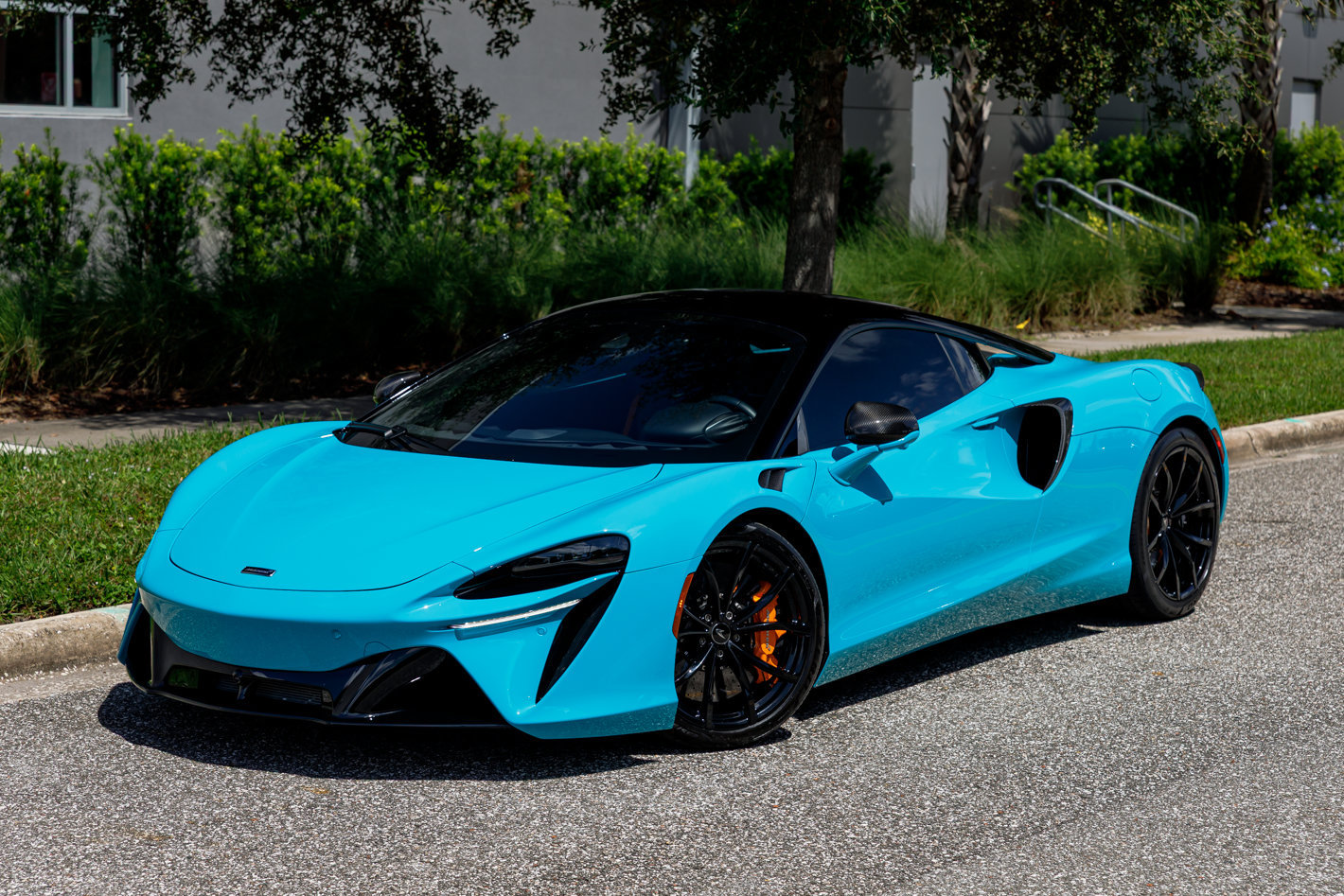 Used 2023 McLaren Artura RWD image 20