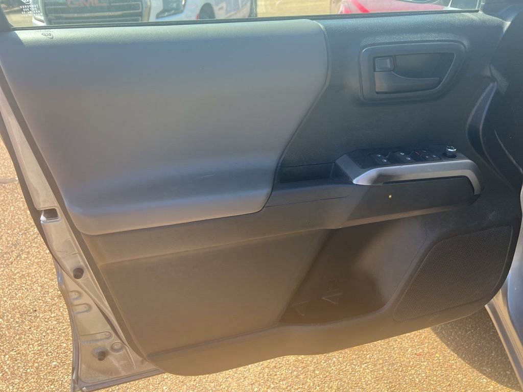 Used 2016 Toyota Tacoma SR5 w/ Towing Package image 13