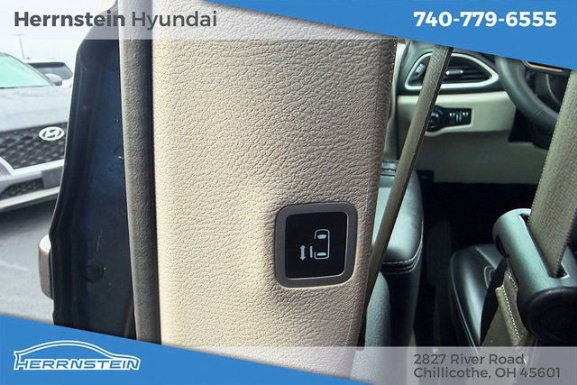 Used 2023 Chrysler Pacifica Touring-L image 20