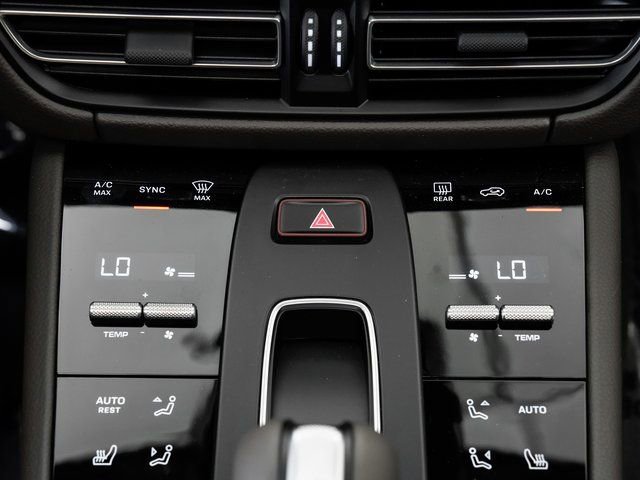 Certified 2025 Porsche Macan AWD/4WD image 19