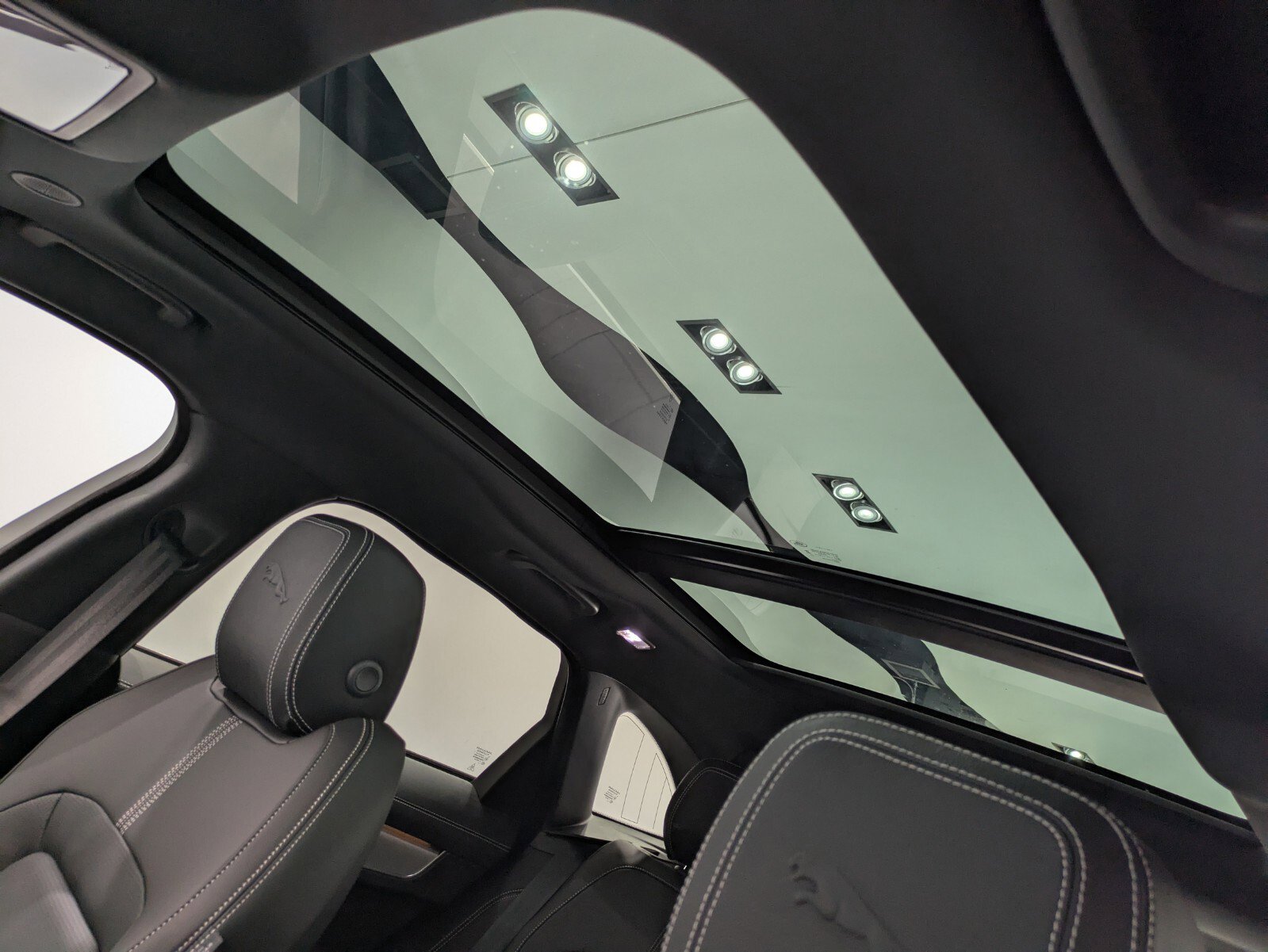 New 2026 Jaguar F-PACE R-Dynamic S image 9