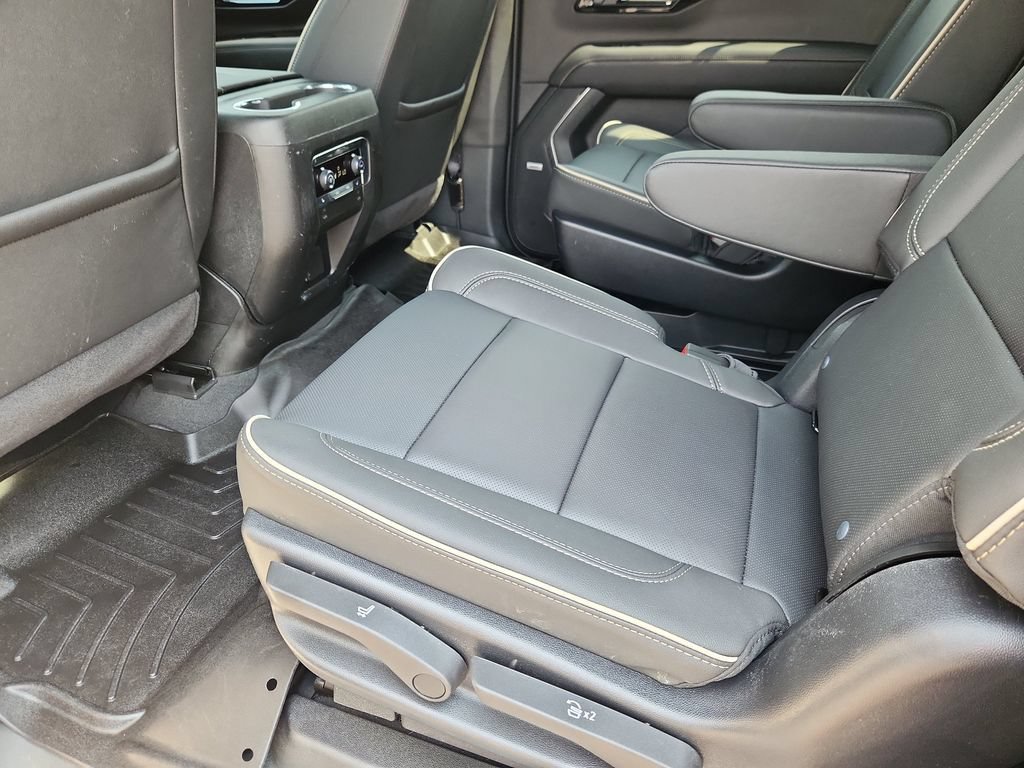 Used 2025 Chevrolet Suburban Premier AWD/4WD image 25