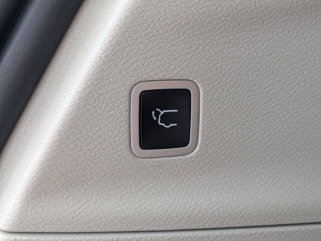 Used 2023 Chrysler Voyager LX image 13