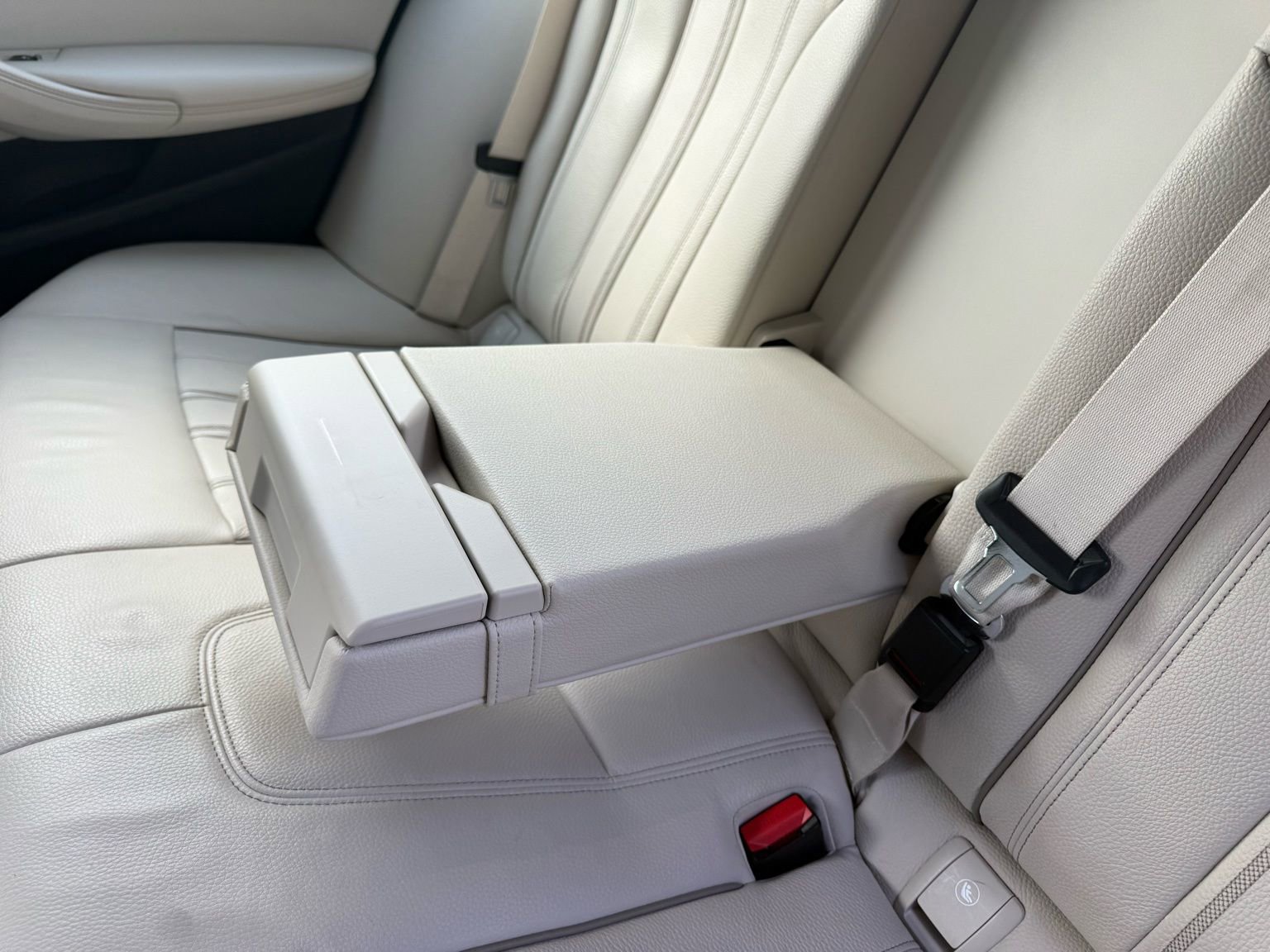 Used 2023 BMW 530e w/ Convenience Package image 32