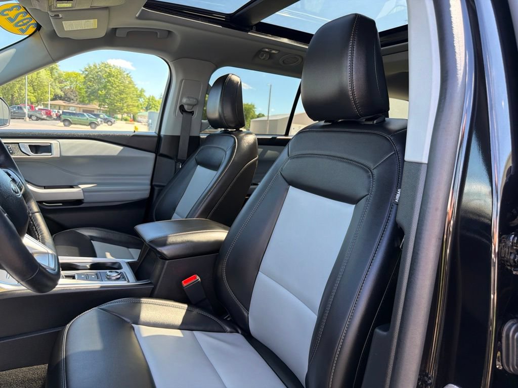 Used 2023 Ford Explorer XLT w/ Equipment Group 202A AWD/4WD image 12