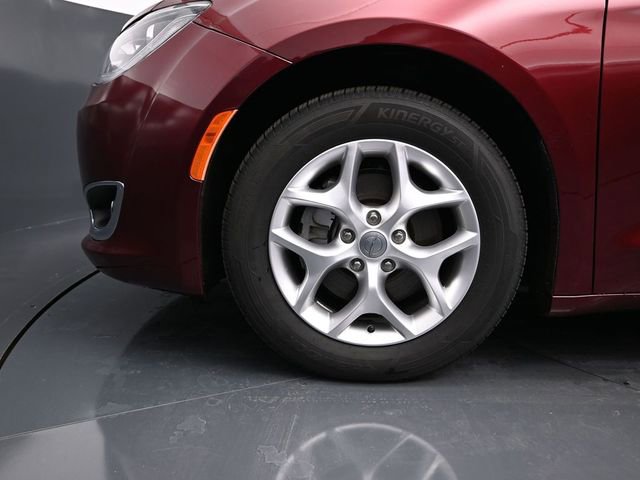 Used 2020 Chrysler Pacifica Touring-L w/ Tire & Wheel Group image 15