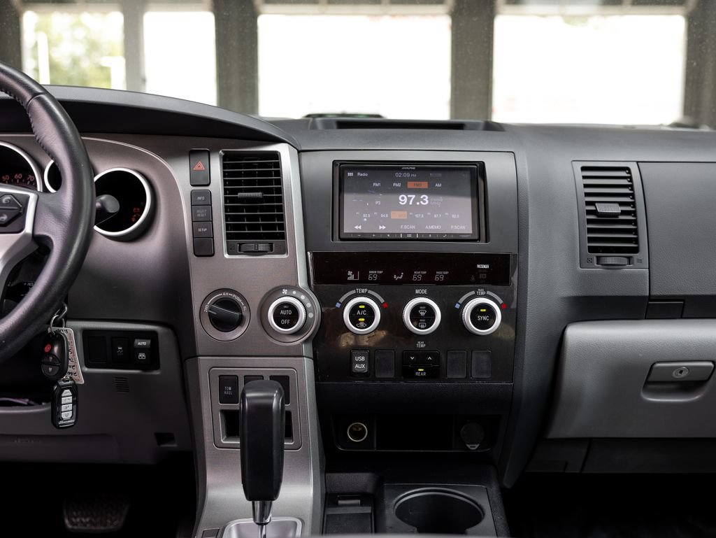 Used 2017 Toyota Sequoia SR5 AWD/4WD image 18