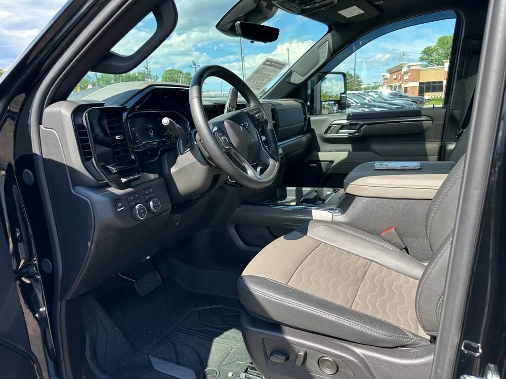 Used 2024 Chevrolet Silverado 2500 ZR2 w/ Technology Package AWD/4WD image 15