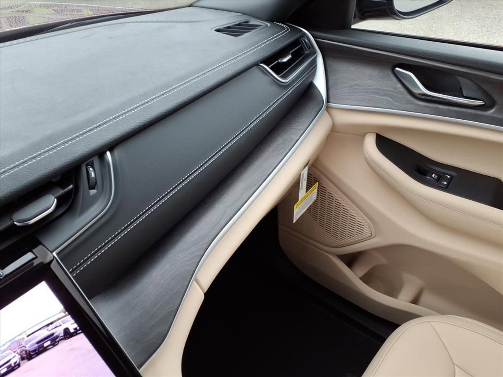 New 2025 Jeep Grand Cherokee Limited image 27