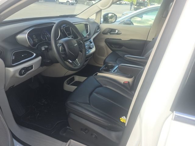 Used 2024 Chrysler Pacifica Touring-L FWD image 2