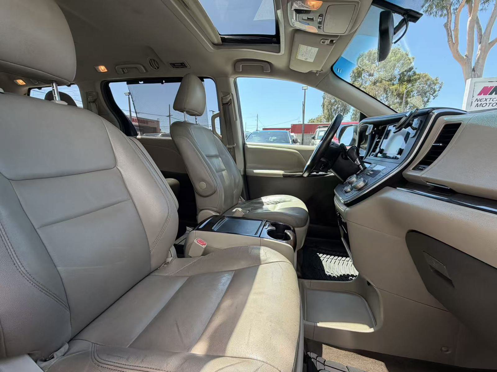 Used 2016 Toyota Sienna XLE w/ XLE Navigation Package FWD image 9