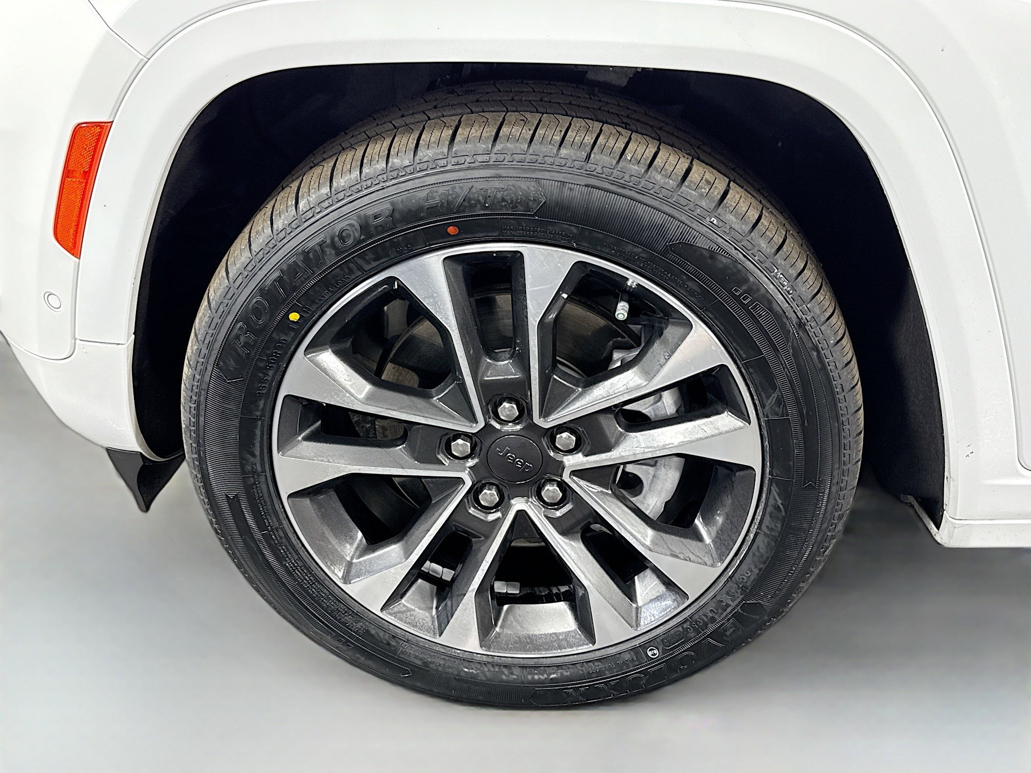 Used 2023 Jeep Grand Cherokee Overland w/ Advanced Protech Group III image 38