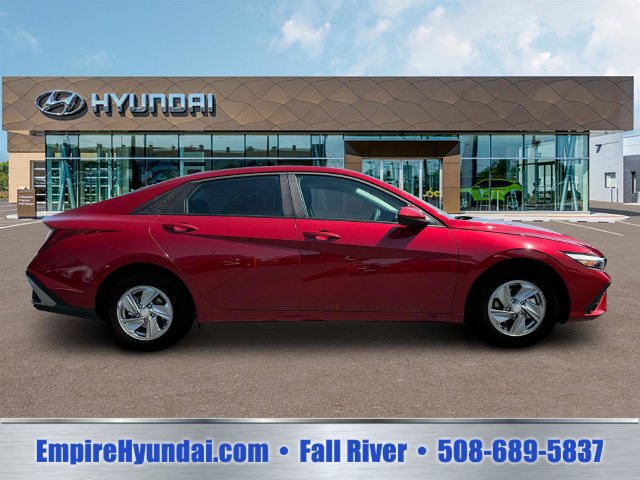 Used 2025 Hyundai Elantra SE FWD image 9