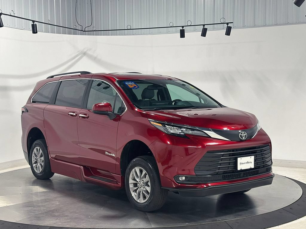 Used 2026 Toyota Sienna XLE FWD image 3