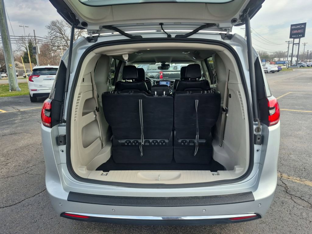 Used 2024 Chrysler Pacifica Touring-L FWD image 27