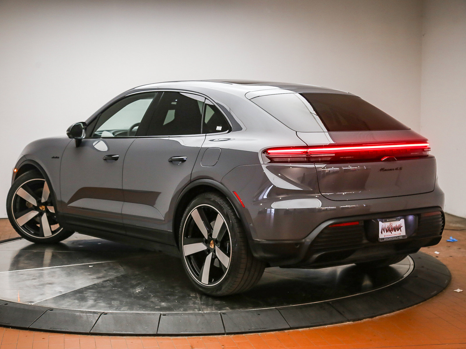 Certified 2025 Porsche Macan 4S Electric AWD/4WD image 6