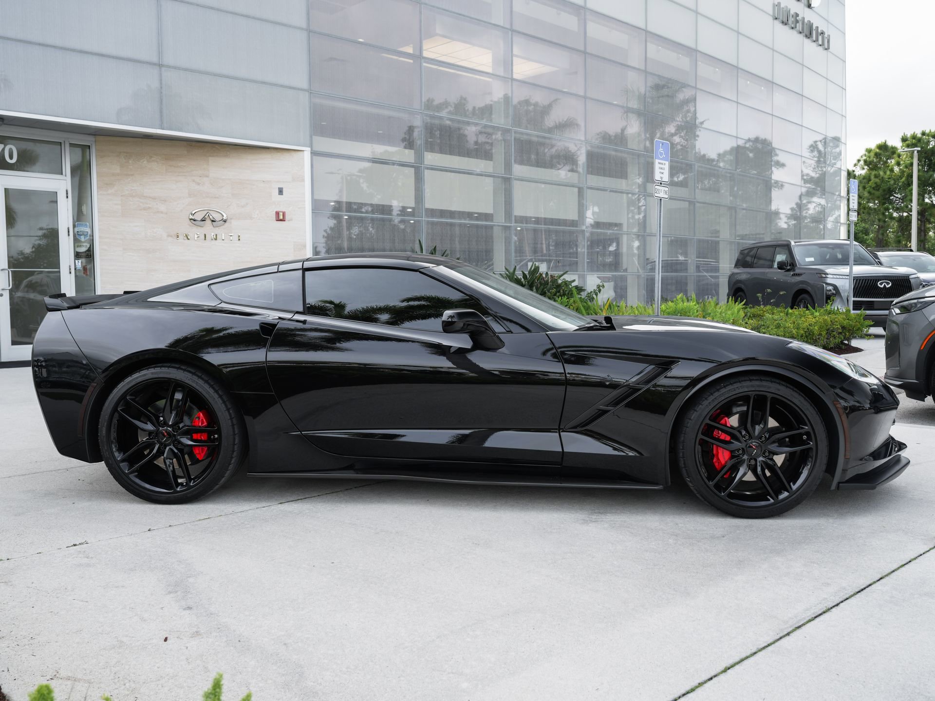 Used 2019 Chevrolet Corvette Stingray Coupe w/ Carbon Flash Badge Package RWD image 27