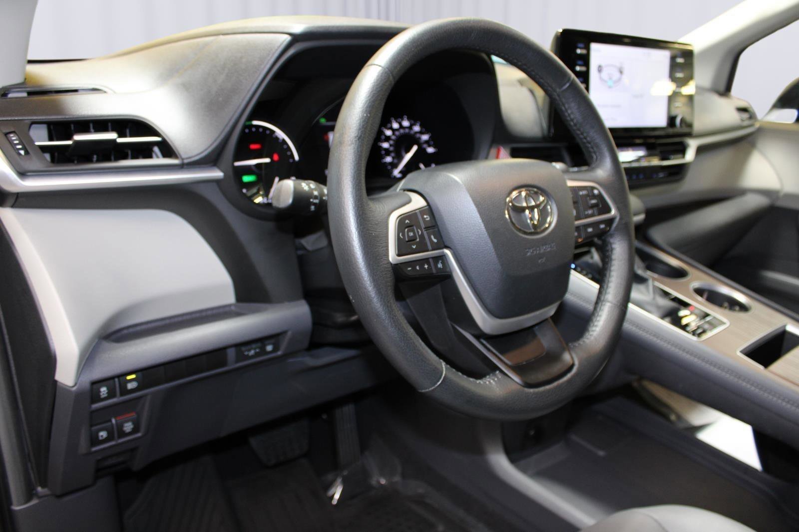 Used 2024 Toyota Sienna XLE AWD/4WD image 14