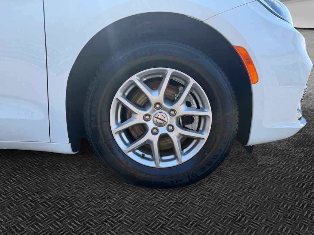 Certified 2024 Chrysler Pacifica Touring-L image 11