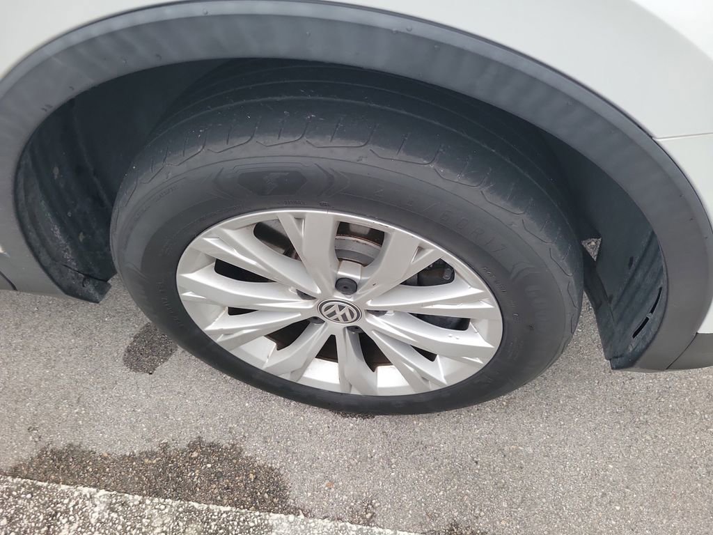 Used 2018 Volkswagen Tiguan SE w/ Panoramic Sunroof Package image 5