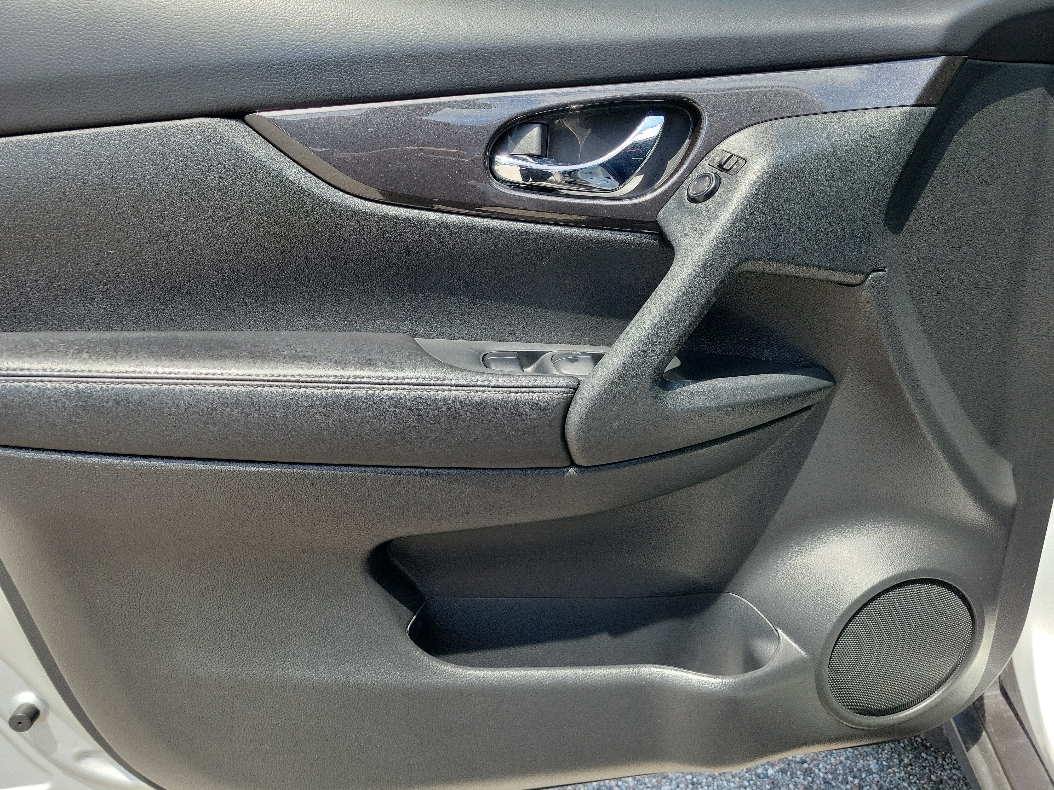 Certified 2020 Nissan Rogue SV FWD image 16