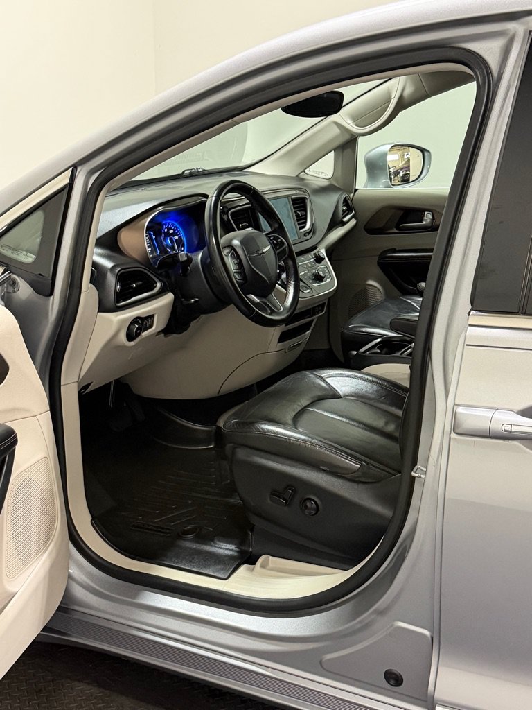 Used 2017 Chrysler Pacifica Touring-L FWD image 8