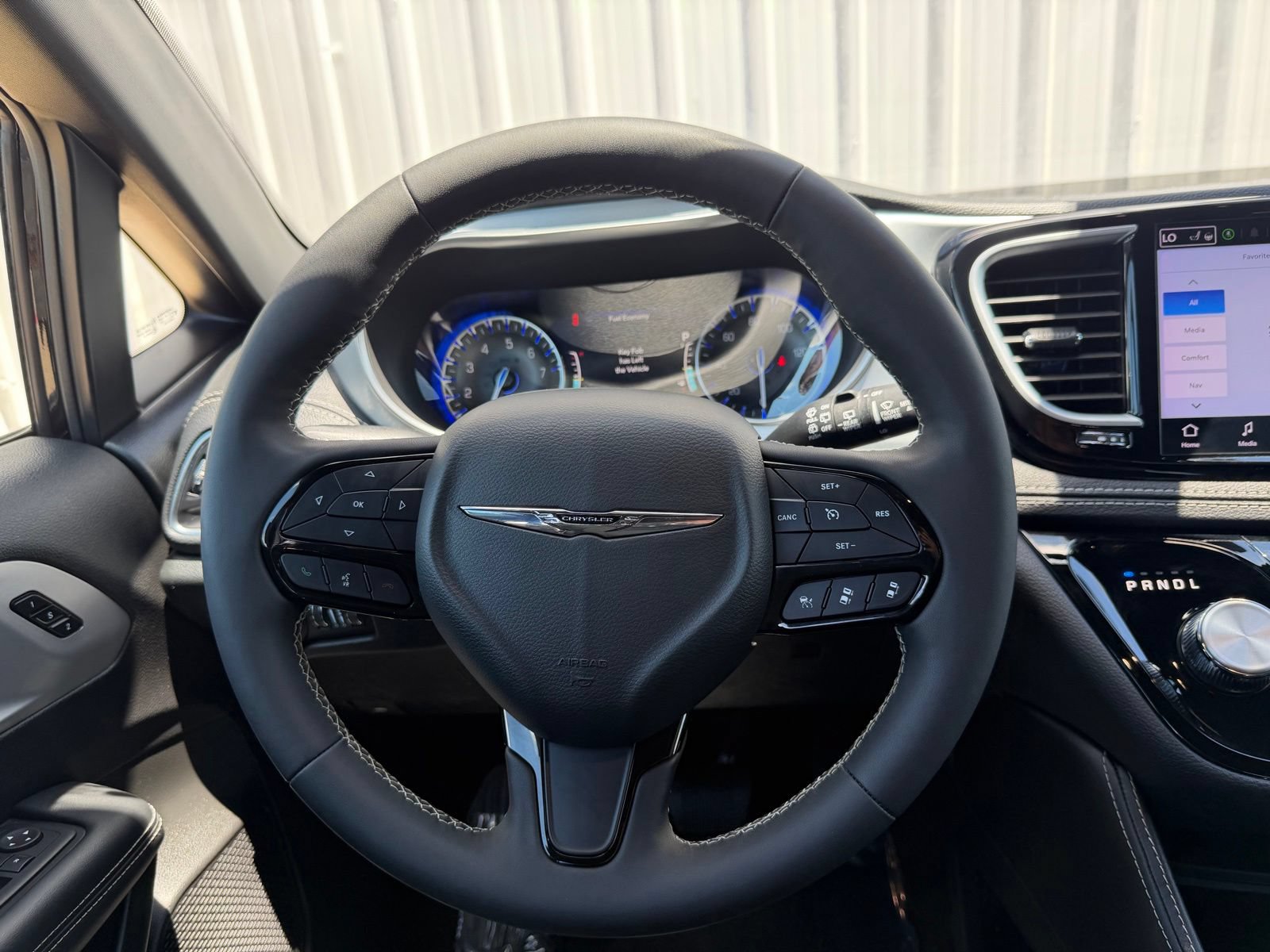 Used 2025 Chrysler Pacifica Limited FWD image 13