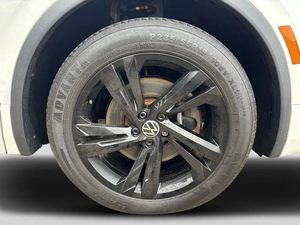 Used 2024 Volkswagen Tiguan SE R-Line image 35