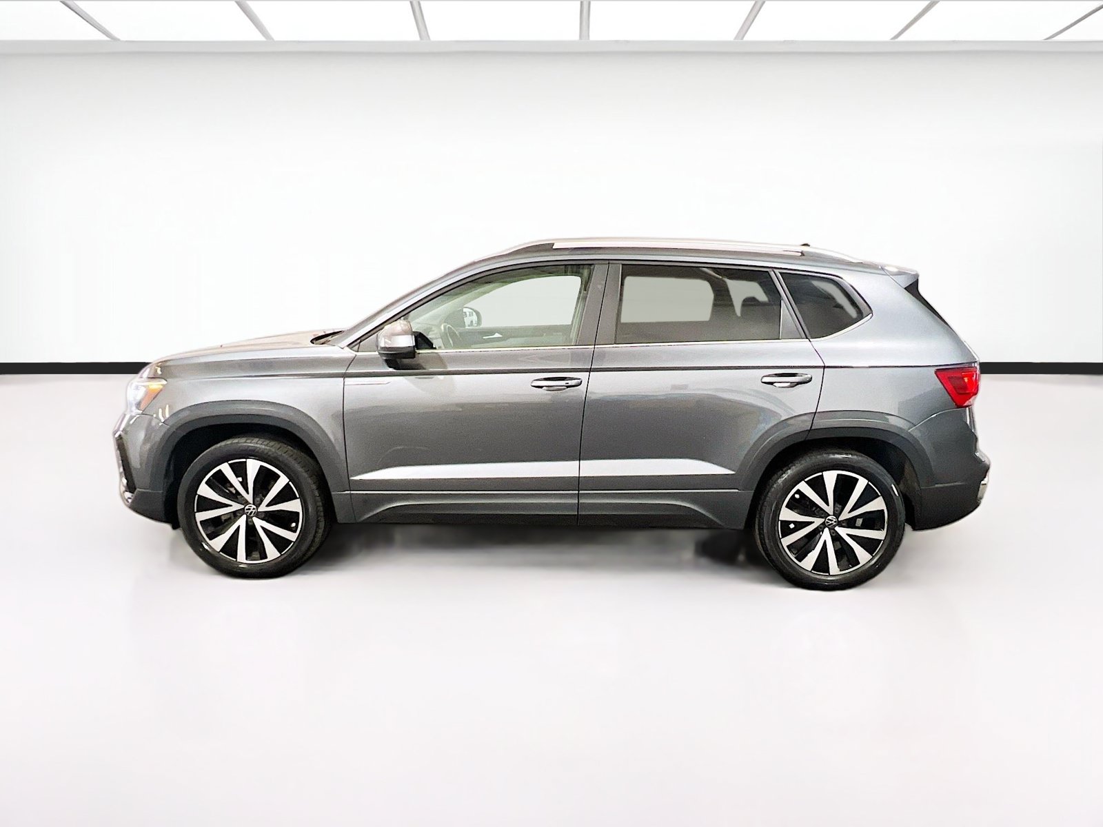 Used 2023 Volkswagen Taos SE w/ Panoramic Sunroof Package AWD/4WD image 23