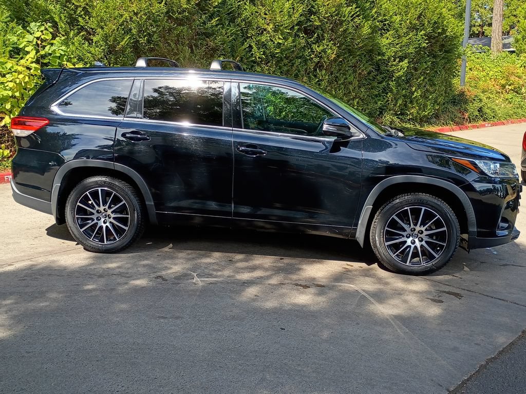 Used 2017 Toyota Highlander SE AWD/4WD image 3