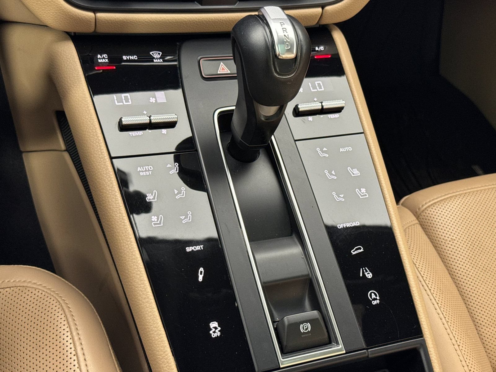 Certified 2024 Porsche Macan S AWD/4WD image 21