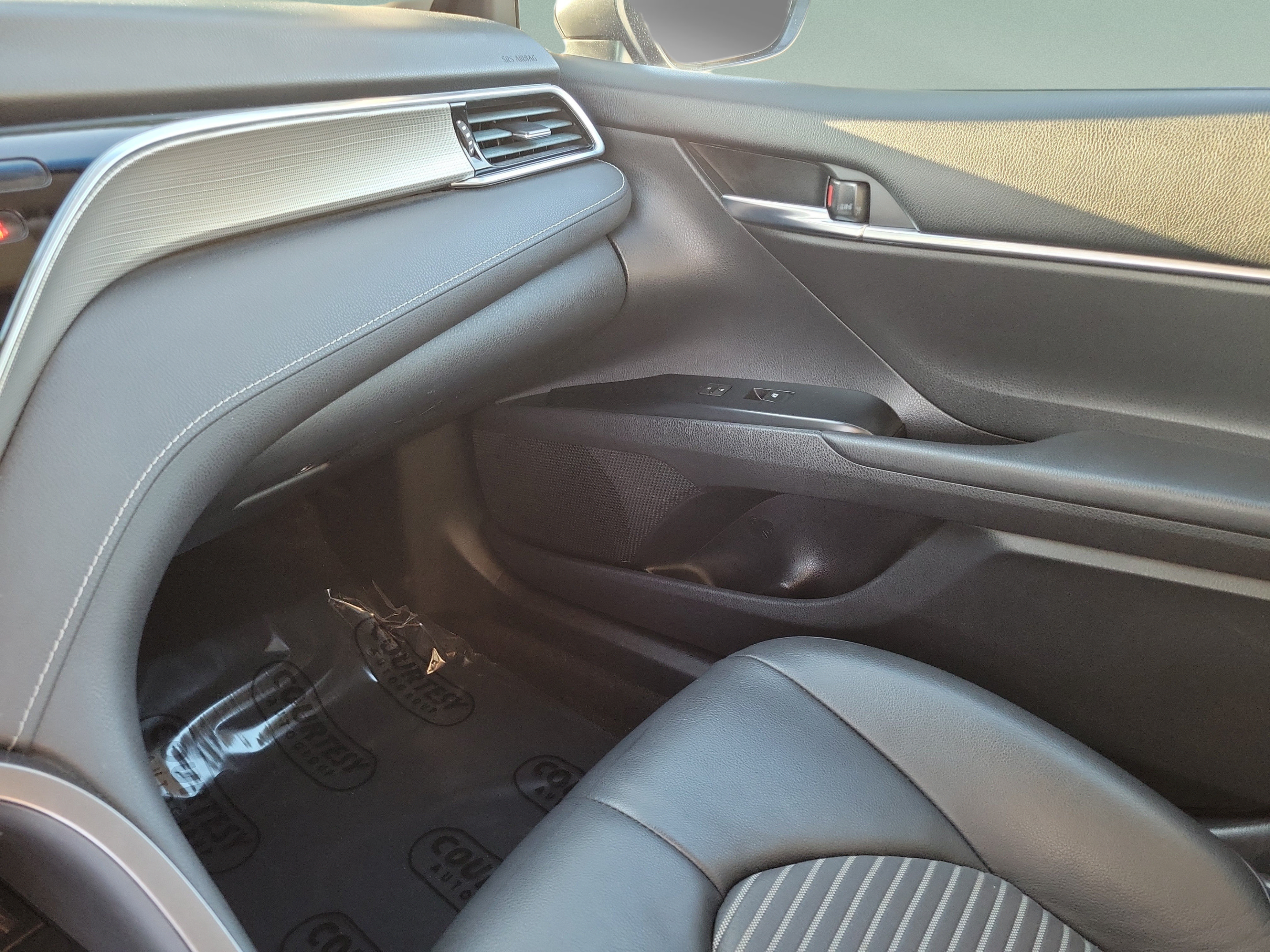 Used 2018 Toyota Camry SE FWD image 21