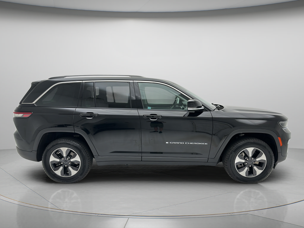 Used 2023 Jeep Grand Cherokee 4WD 4xe image 2