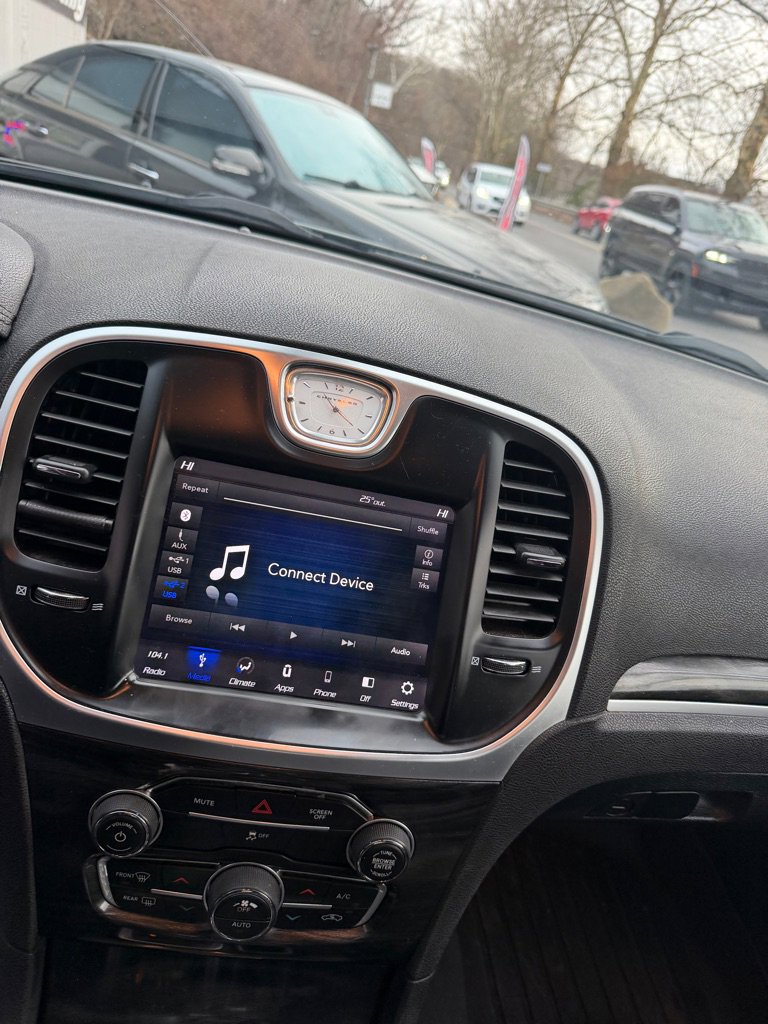 Used 2018 Chrysler 300 Touring w/ Sport Appearance Package image 10