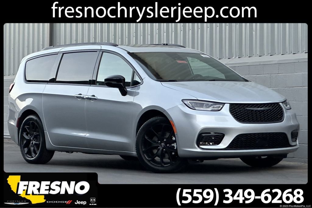 New 2026 Chrysler Pacifica Limited w/ Uconnect Theater Family Group