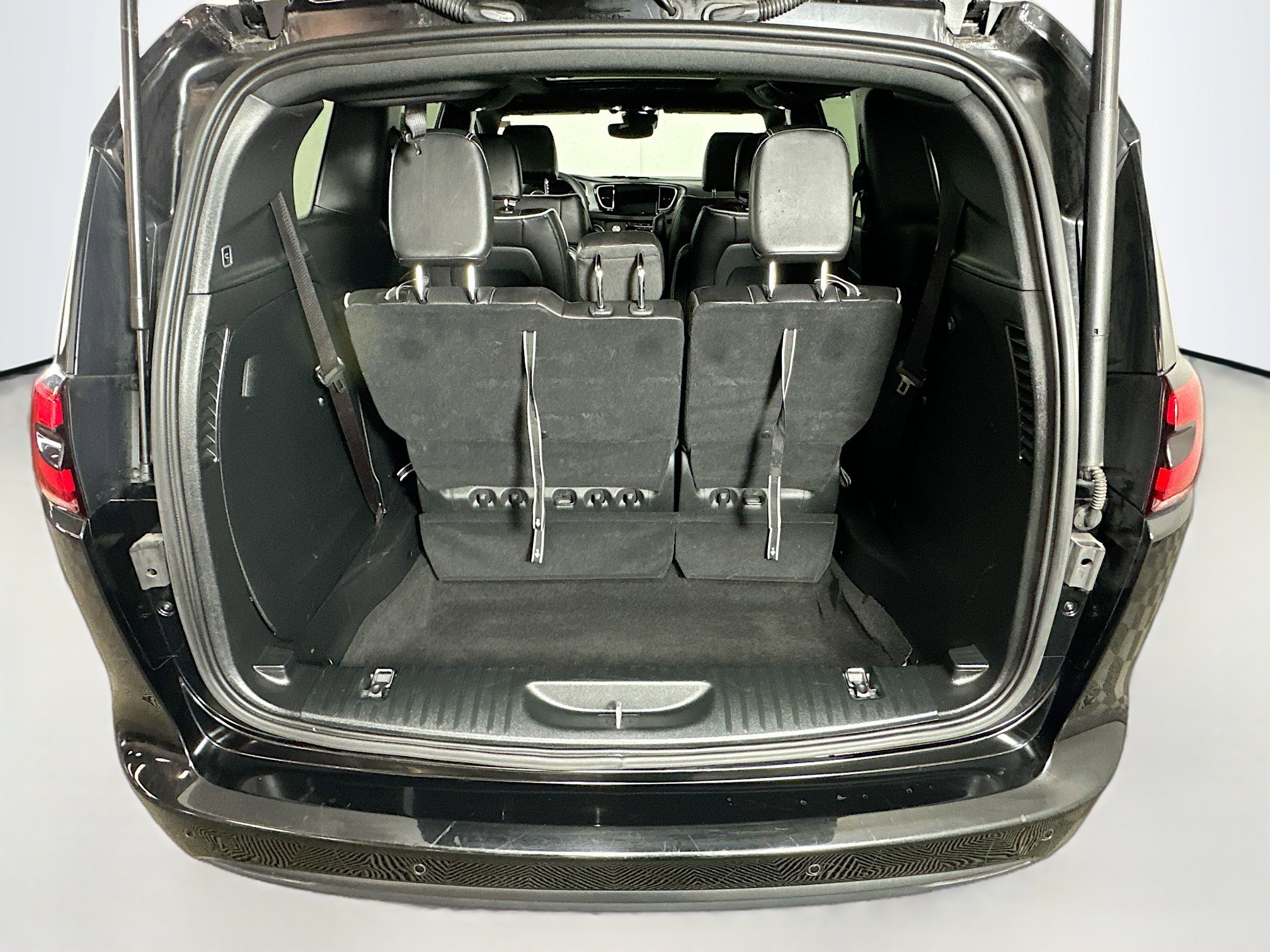 Used 2025 Chrysler Pacifica Limited FWD image 28