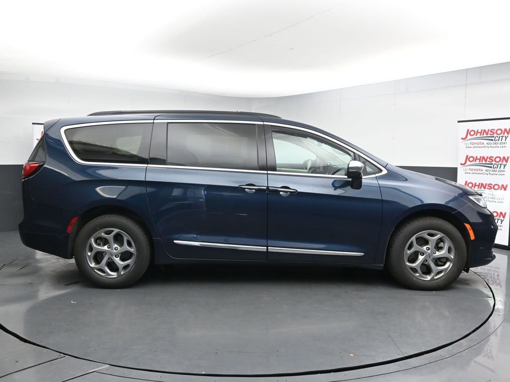 Used 2023 Chrysler Pacifica Limited image 9